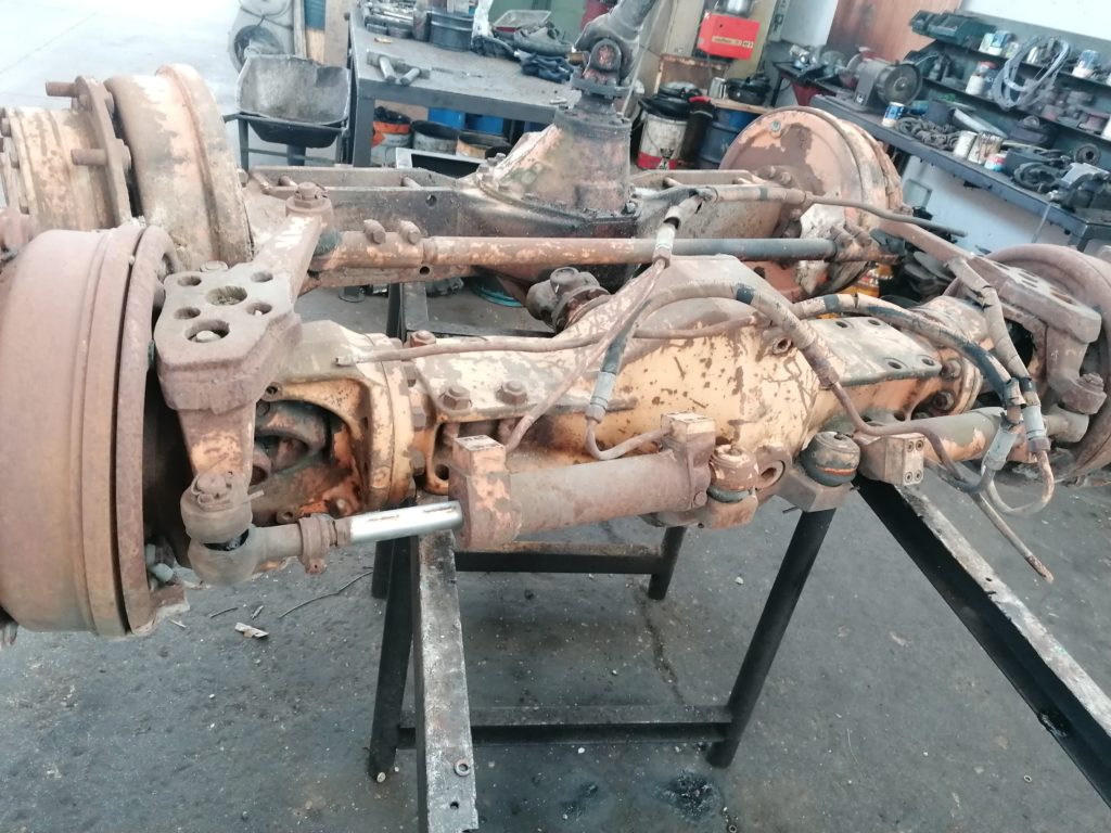 Ponte Differenziale ZF (APL-5/D AP-7/D) Coppia anteriore sterzante, posteriore fisso, con riduttori, 12 colonnette