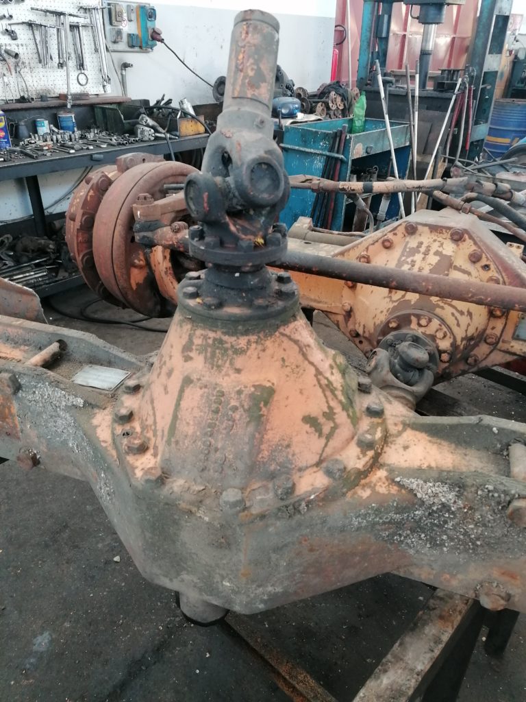 Ponte Differenziale ZF (APL-5/D AP-7/D) Coppia anteriore sterzante, posteriore fisso, con riduttori, 12 colonnette
